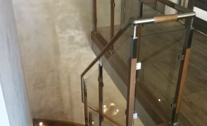 Schody policzkowe ze szklanymi balustradami