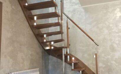 Schody policzkowe ze szklanymi balustradami