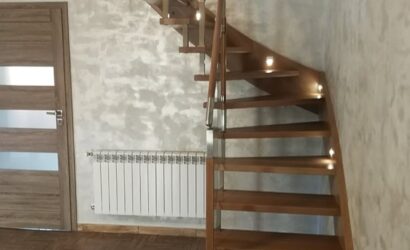 Schody policzkowe ze szklanymi balustradami