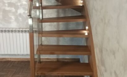 Schody policzkowe ze szklanymi balustradami