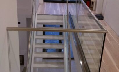 Schody policzkowe ze szklanymi balustradami