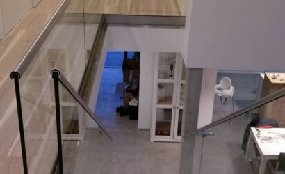 Schody policzkowe ze szklanymi balustradami