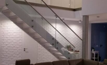 Schody policzkowe ze szklanymi balustradami