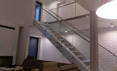 Schody policzkowe ze szklanymi balustradami