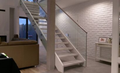 Schody policzkowe ze szklanymi balustradami