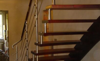 Schody policzkowe z metalowymi balustradami