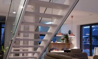 Schody policzkowe ze szklanymi balustradami