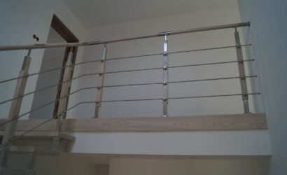 Schody policzkowe z drewnianymi balustradami