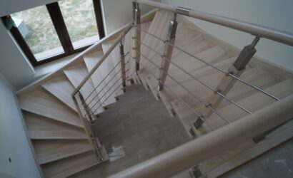 Schody policzkowe z drewnianymi balustradami