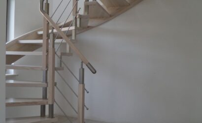 Schody policzkowe z drewnianymi balustradami