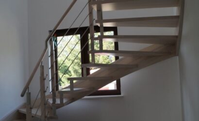 Schody policzkowe z drewnianymi balustradami