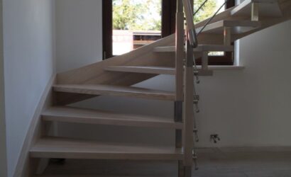 Schody policzkowe z drewnianymi balustradami