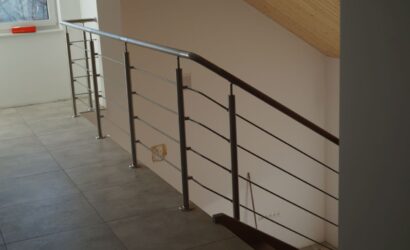 Schody policzkowe z metalowymi balustradami