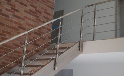Schody policzkowe z metalowymi balustradami