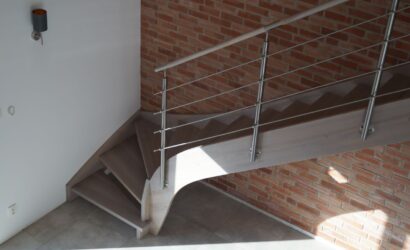 Schody policzkowe z metalowymi balustradami