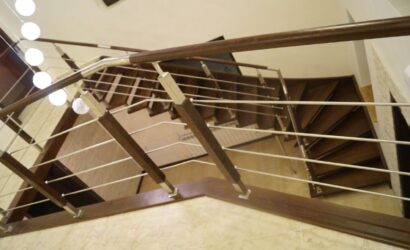 Schody policzkowe z metalowymi balustradami