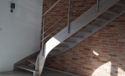 Schody policzkowe z metalowymi balustradami