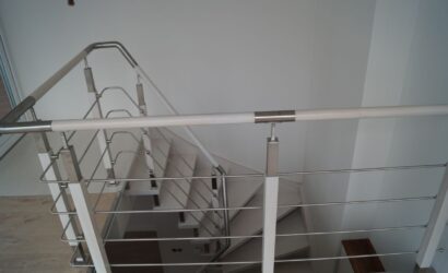 Schody policzkowe z metalowymi balustradami