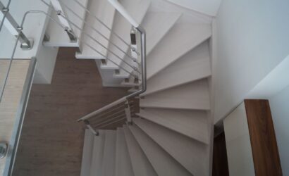 Schody policzkowe z metalowymi balustradami