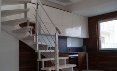 Schody policzkowe z metalowymi balustradami