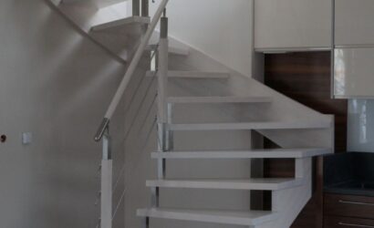 Schody policzkowe z metalowymi balustradami