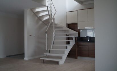 Schody policzkowe z metalowymi balustradami