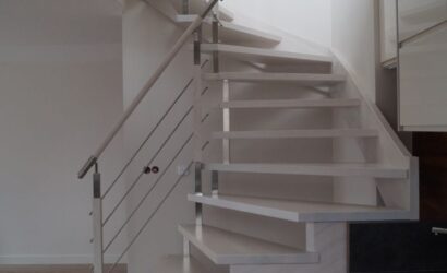 Schody policzkowe z metalowymi balustradami