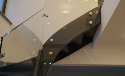 Schody policzkowe ze szklanymi balustradami