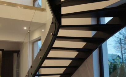 Schody policzkowe ze szklanymi balustradami