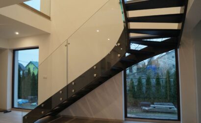 Schody policzkowe ze szklanymi balustradami