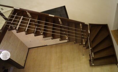 Schody policzkowe z metalowymi balustradami