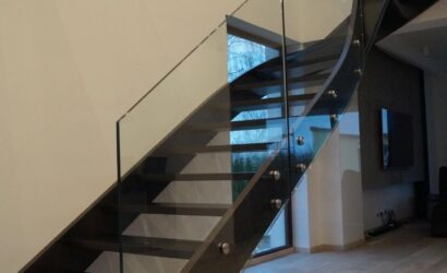 Schody policzkowe ze szklanymi balustradami