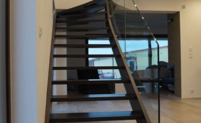 Drewniane schody wewnętrzne ze szklanymi balustradami