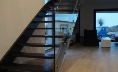 Schody policzkowe ze szklanymi balustradami