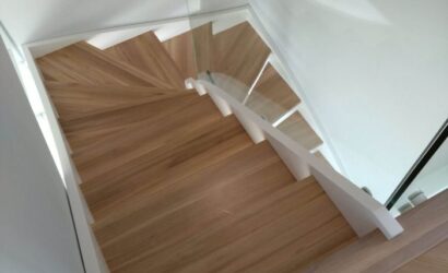 Schody policzkowe ze szklanymi balustradami