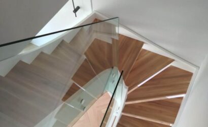 Schody policzkowe ze szklanymi balustradami