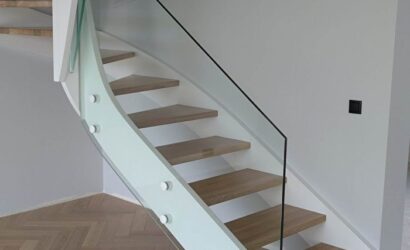 Schody policzkowe ze szklanymi balustradami