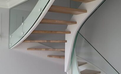 Schody policzkowe ze szklanymi balustradami