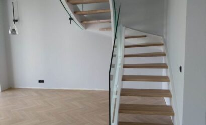 Schody policzkowe ze szklanymi balustradami