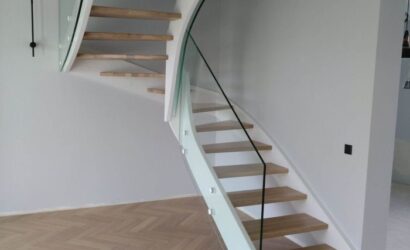 Schody policzkowe ze szklanymi balustradami