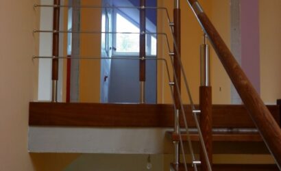 Schody policzkowe z metalowymi balustradami