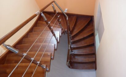 Schody policzkowe z metalowymi balustradami