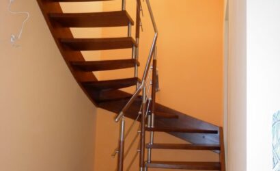 Schody policzkowe z metalowymi balustradami