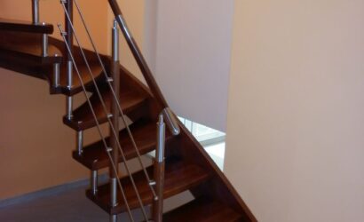 Schody policzkowe z metalowymi balustradami