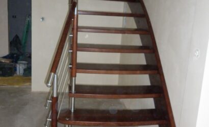 Schody policzkowe z metalowymi balustradami