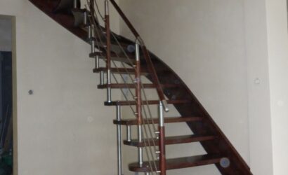 Schody policzkowe z metalowymi balustradami