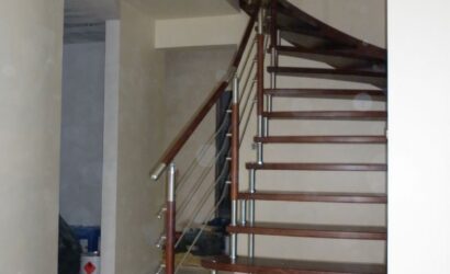 Schody policzkowe z metalowymi balustradami