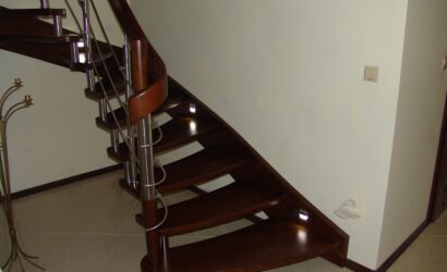 Schody policzkowe z drewnianymi balustradami