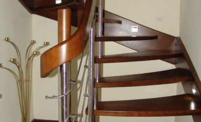 Schody policzkowe z drewnianymi balustradami