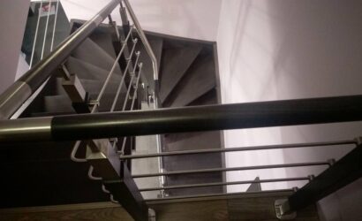 Schody policzkowe z metalowymi balustradami